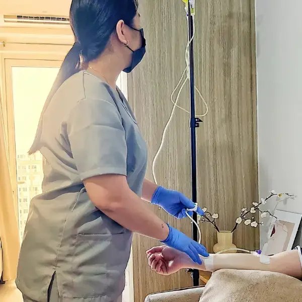 BloomMD medical professional administering home IV care